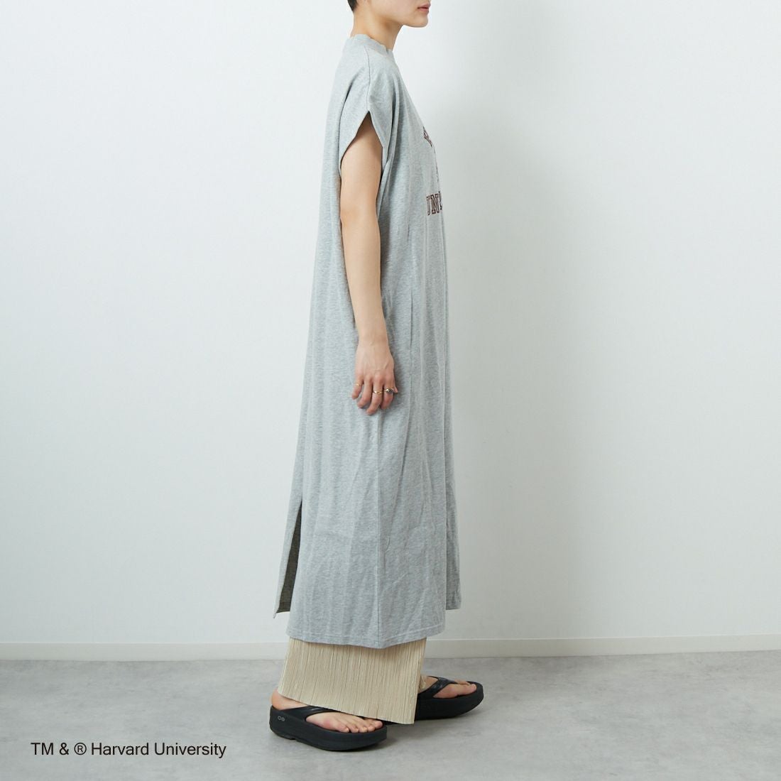 RUSSELL ATHLETIC [ラッセル アスレチック] カレッジロゴノースリーブワンピース [RCW-25032-HD] 03H H.GRAY &&モデル身長：160cm 着用サイズ：M&&