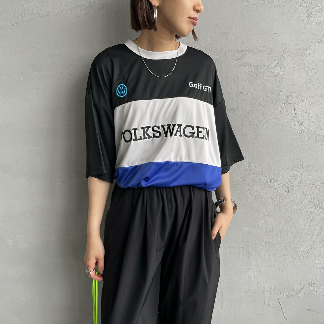 Volkswagen × JEANSFACTORY [フォルクスワーゲン × ジーンズファクトリー] レーシングTシャツ [JFC-252-053] VW &&モデル身長：159cm 着用サイズ：S&&