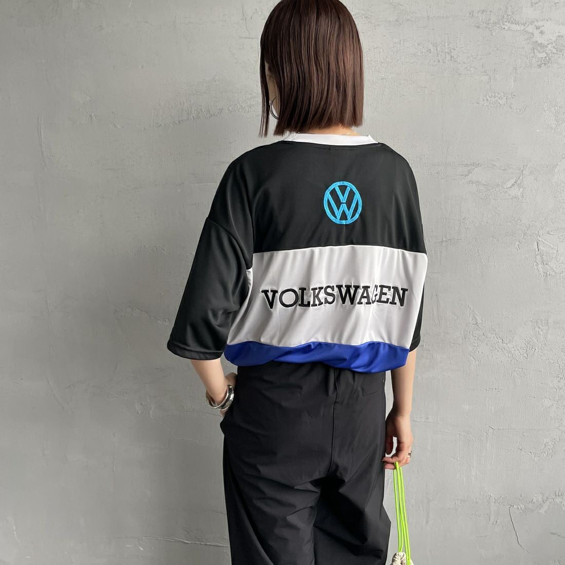 Volkswagen × JEANSFACTORY [フォルクスワーゲン × ジーンズファクトリー] レーシングTシャツ [JFC-252-053] VW &&モデル身長：159cm 着用サイズ：S&&