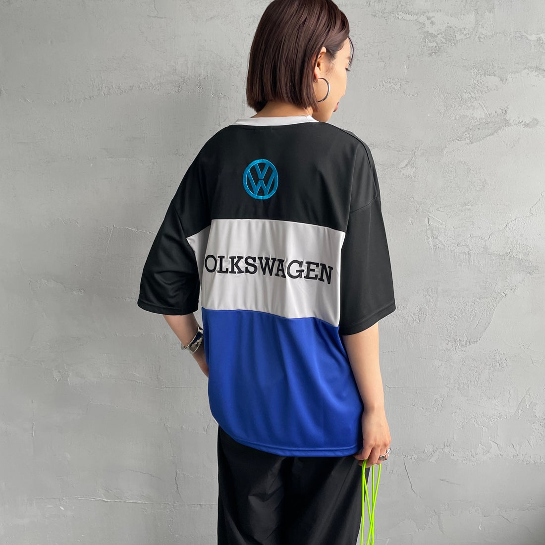 Volkswagen × JEANSFACTORY [フォルクスワーゲン × ジーンズファクトリー] レーシングTシャツ [JFC-252-053] VW &&モデル身長：159cm 着用サイズ：S&&