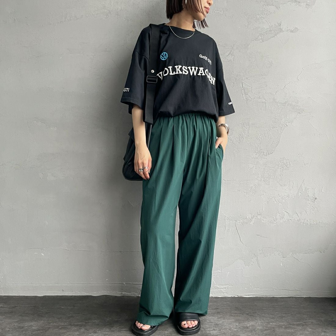 Volkswagen × JEANSFACTORY [フォルクスワーゲン × ジーンズファクトリー] レーシングTシャツ [JFC-252-055] BLACK &&モデル身長：159cm 着用サイズ：S&&