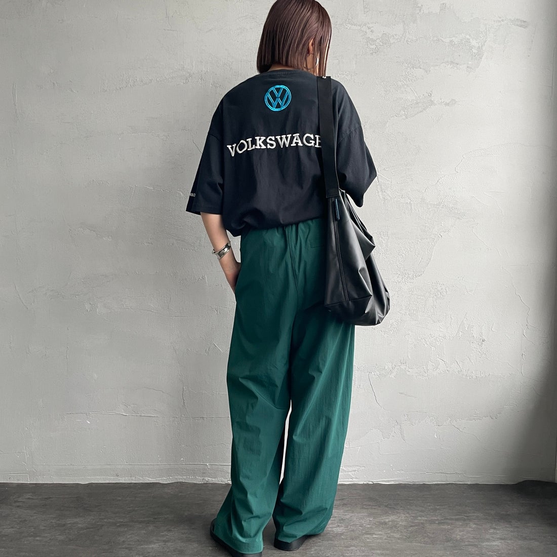 Volkswagen × JEANSFACTORY [フォルクスワーゲン × ジーンズファクトリー] レーシングTシャツ [JFC-252-055] BLACK &&モデル身長：159cm 着用サイズ：S&&