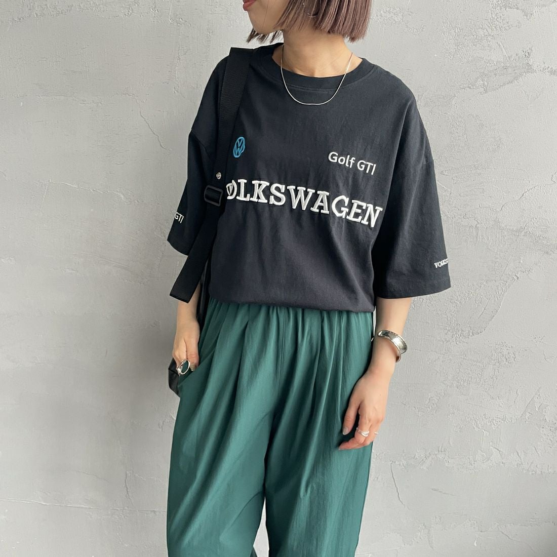Volkswagen × JEANSFACTORY [フォルクスワーゲン × ジーンズファクトリー] レーシングTシャツ [JFC-252-055] BLACK &&モデル身長：159cm 着用サイズ：S&&