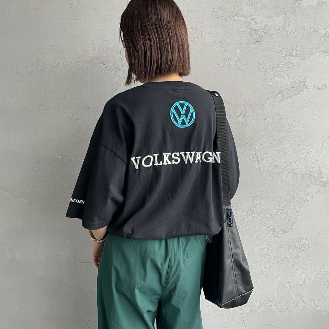 Volkswagen × JEANSFACTORY [フォルクスワーゲン × ジーンズファクトリー] レーシングTシャツ [JFC-252-055] BLACK &&モデル身長：159cm 着用サイズ：S&&