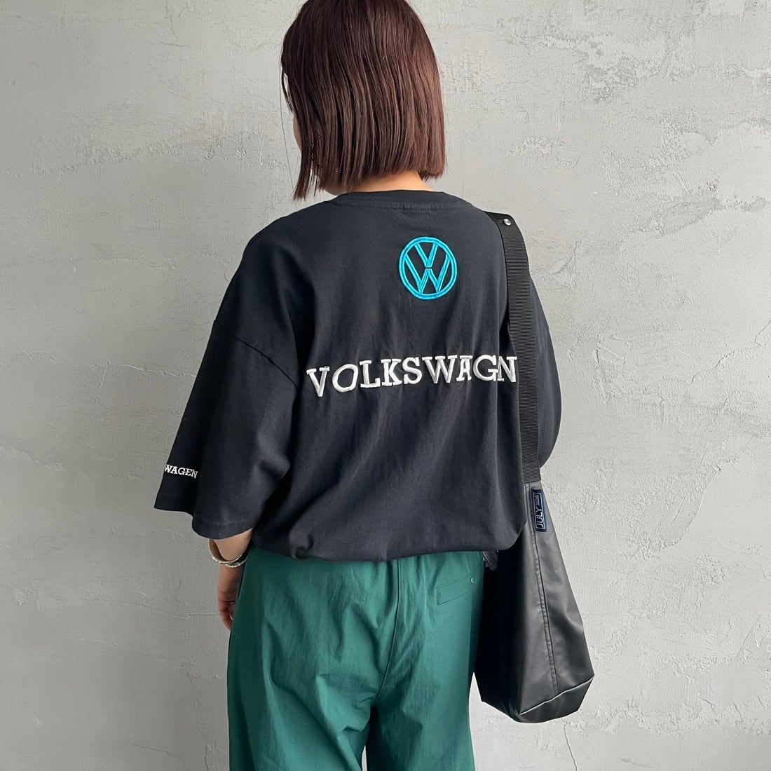 Volkswagen × JEANSFACTORY [フォルクスワーゲン × ジーンズファクトリー] レーシングTシャツ [JFC-252-055] BLACK &&モデル身長：159cm 着用サイズ：S&&