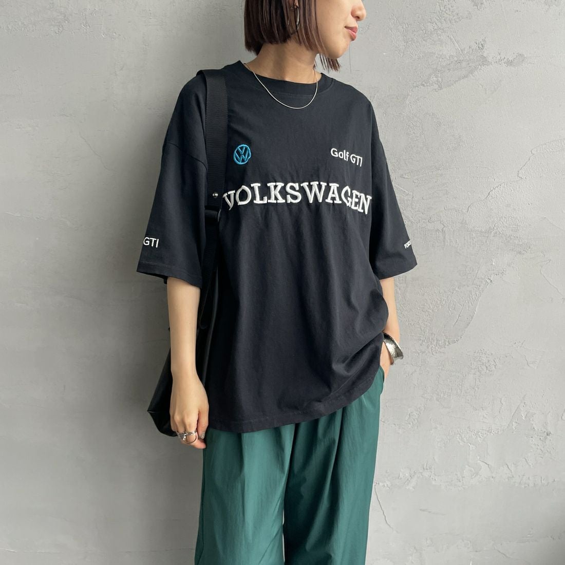 Volkswagen × JEANSFACTORY [フォルクスワーゲン × ジーンズファクトリー] レーシングTシャツ [JFC-252-055] BLACK &&モデル身長：159cm 着用サイズ：S&&