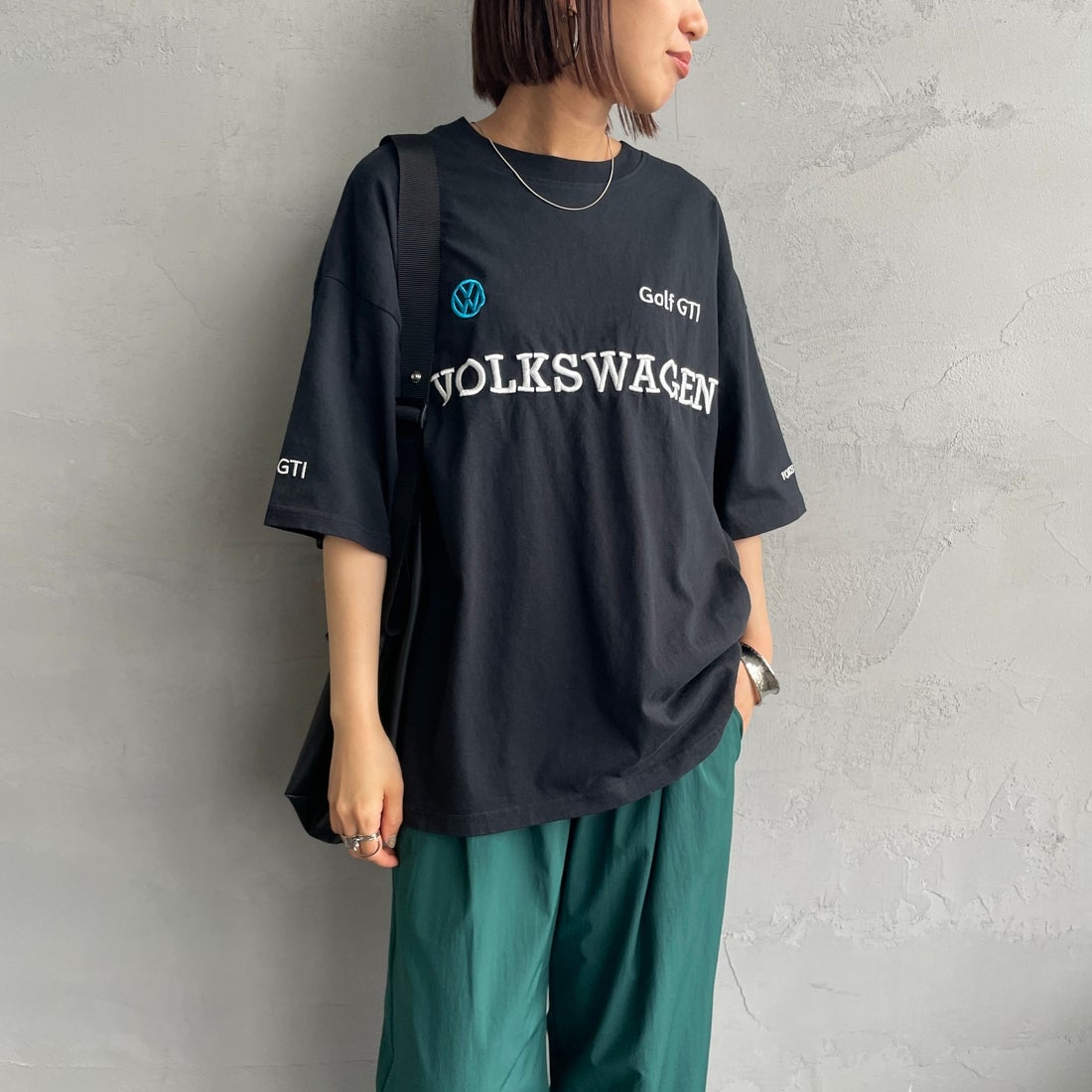 Volkswagen × JEANSFACTORY [フォルクスワーゲン × ジーンズファクトリー] レーシングTシャツ [JFC-252-055] BLACK &&モデル身長：159cm 着用サイズ：S&&