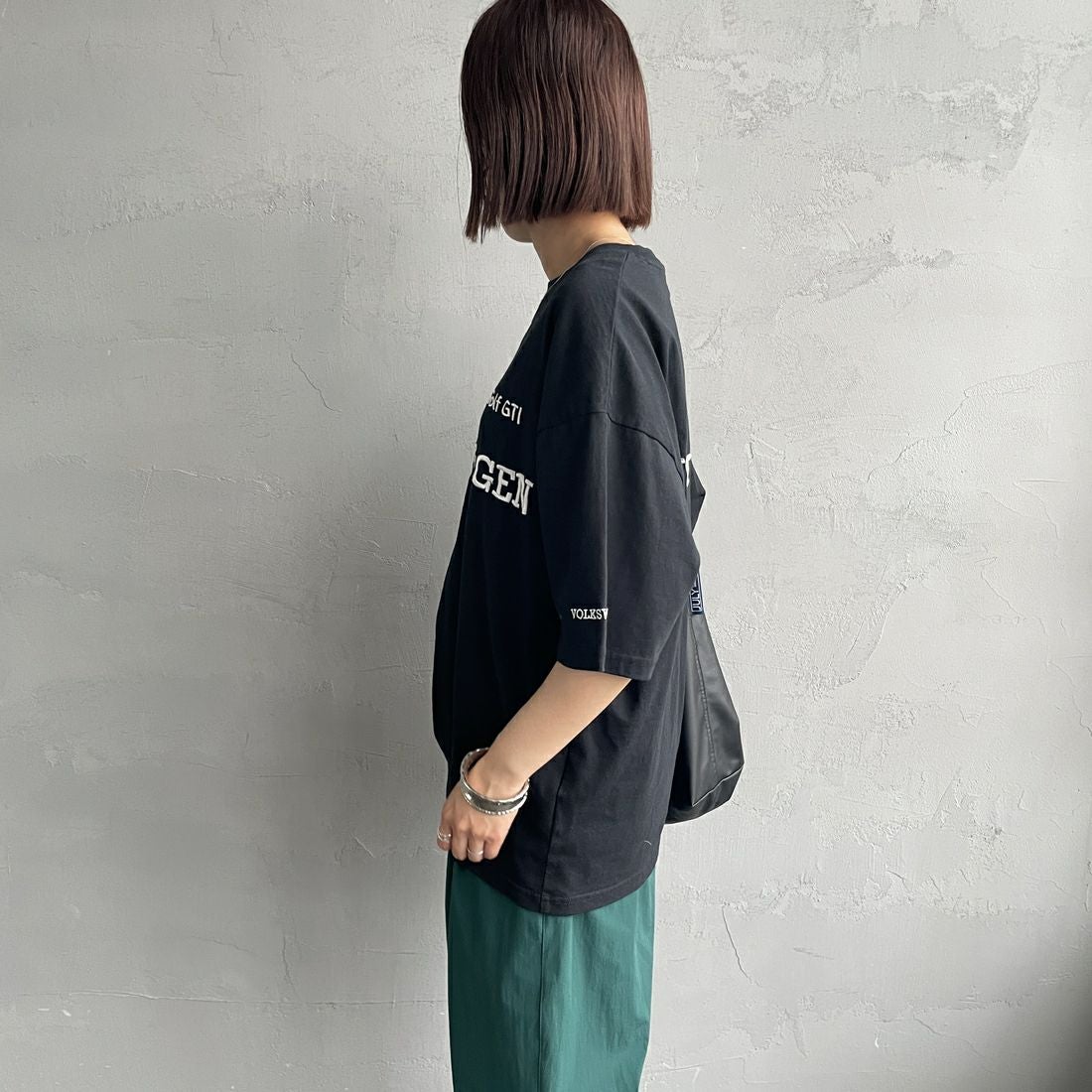 Volkswagen × JEANSFACTORY [フォルクスワーゲン × ジーンズファクトリー] レーシングTシャツ [JFC-252-055] BLACK &&モデル身長：159cm 着用サイズ：S&&