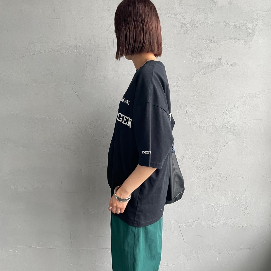 Volkswagen × JEANSFACTORY [フォルクスワーゲン × ジーンズファクトリー] レーシングTシャツ [JFC-252-055] BLACK &&モデル身長：159cm 着用サイズ：S&&