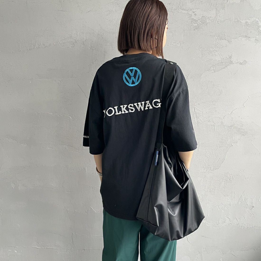 Volkswagen × JEANSFACTORY [フォルクスワーゲン × ジーンズファクトリー] レーシングTシャツ [JFC-252-055] BLACK &&モデル身長：159cm 着用サイズ：S&&