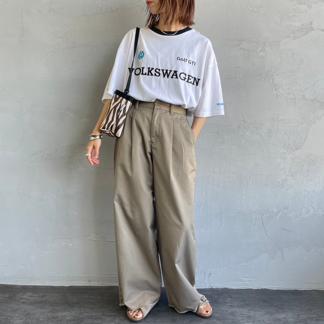 Volkswagen × JEANSFACTORY [フォルクスワーゲン × ジーンズファクトリー] レーシングTシャツ [JFC-252-055] WHITE &&モデル身長：158cm 着用サイズ：S&&