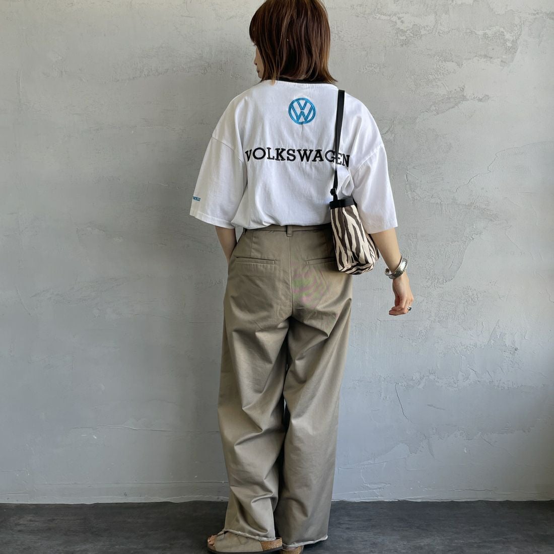 Volkswagen × JEANSFACTORY [フォルクスワーゲン × ジーンズファクトリー] レーシングTシャツ [JFC-252-055] WHITE &&モデル身長：158cm 着用サイズ：S&&