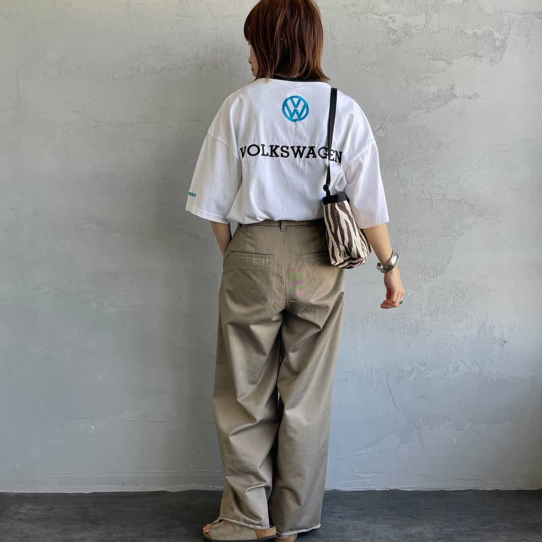 Volkswagen × JEANSFACTORY [フォルクスワーゲン × ジーンズファクトリー] レーシングTシャツ [JFC-252-055] WHITE &&モデル身長：158cm 着用サイズ：S&&