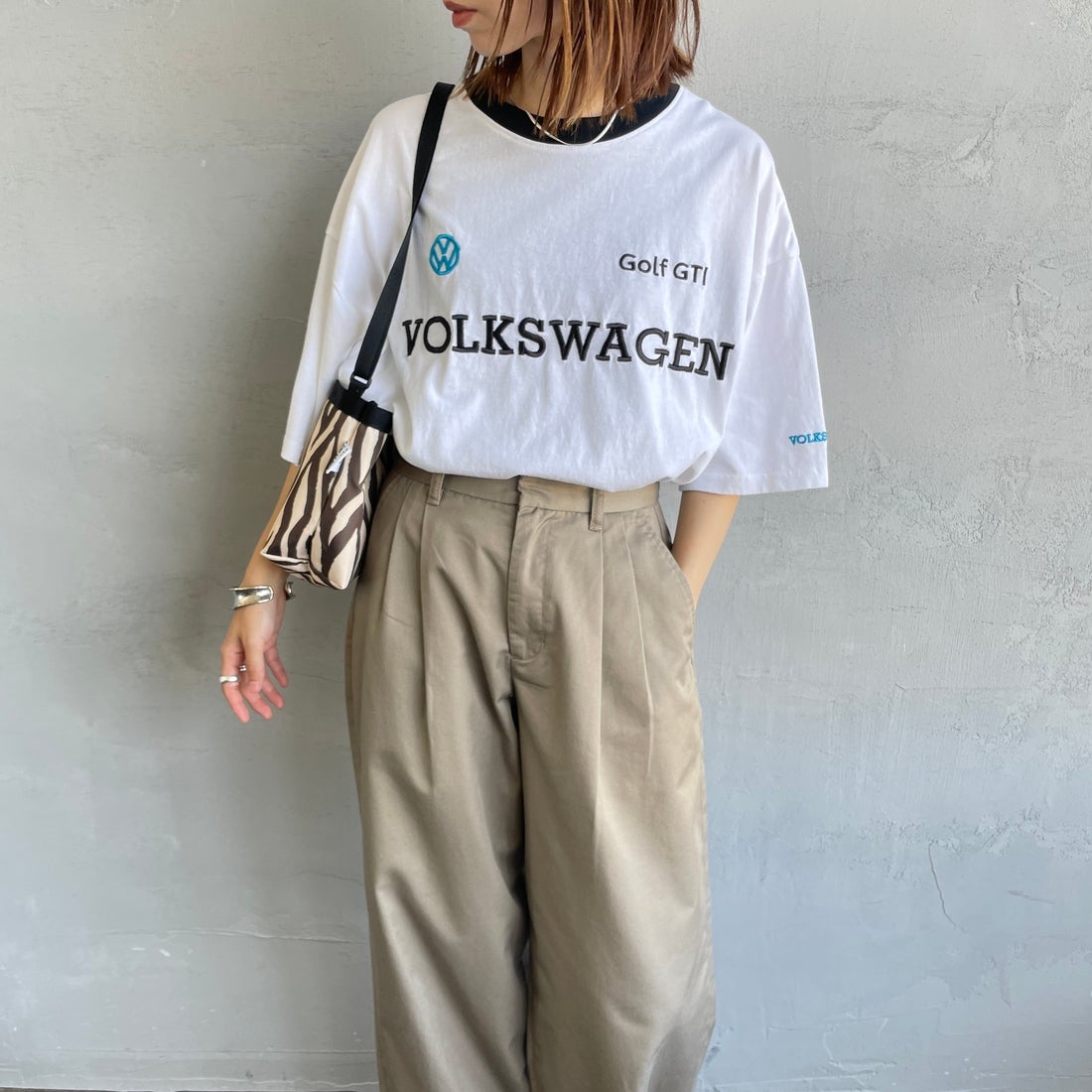 Volkswagen × JEANSFACTORY [フォルクスワーゲン × ジーンズファクトリー] レーシングTシャツ [JFC-252-055] WHITE &&モデル身長：158cm 着用サイズ：S&&