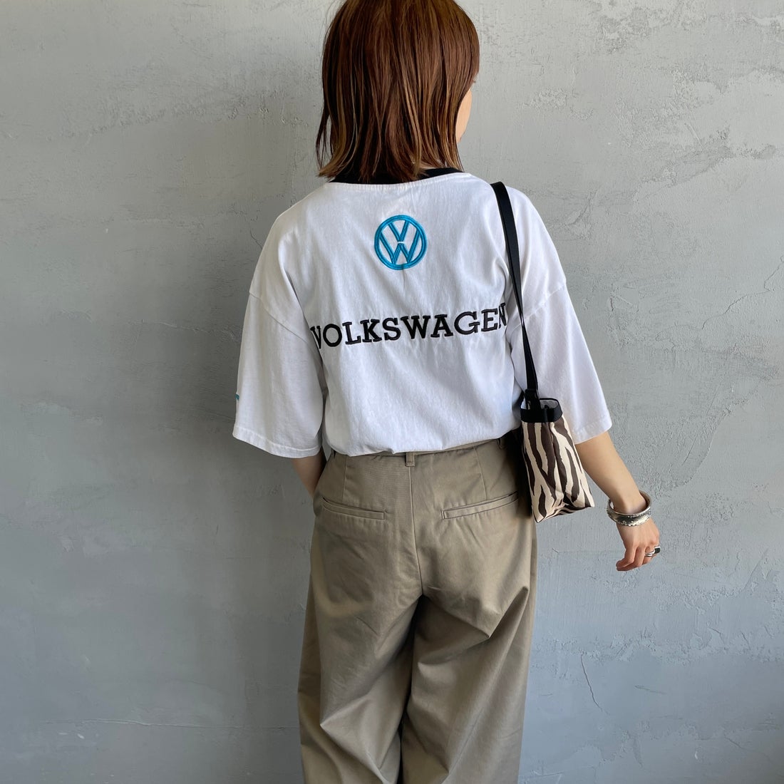 Volkswagen × JEANSFACTORY [フォルクスワーゲン × ジーンズファクトリー] レーシングTシャツ [JFC-252-055] WHITE &&モデル身長：158cm 着用サイズ：S&&
