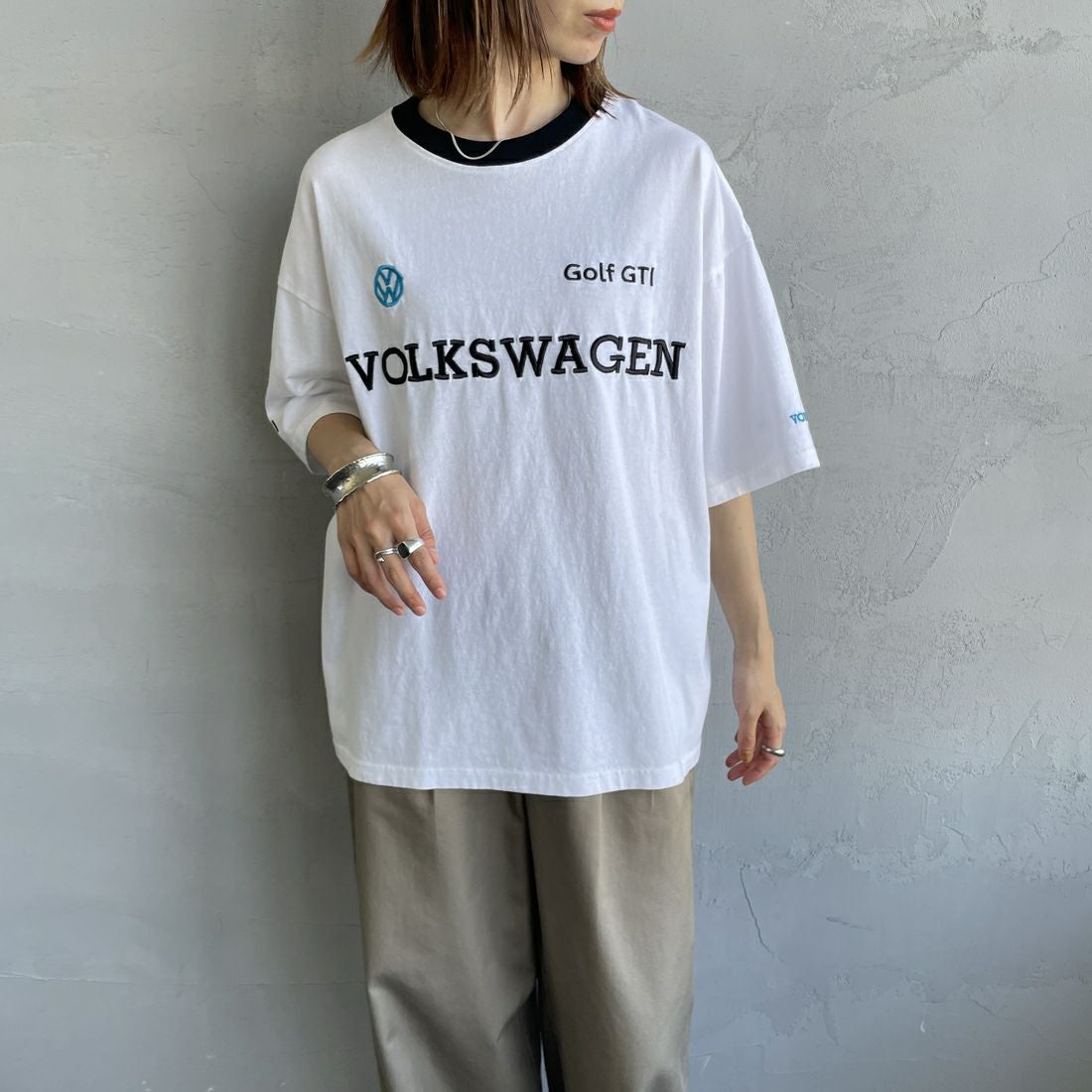 Volkswagen × JEANSFACTORY [フォルクスワーゲン × ジーンズファクトリー] レーシングTシャツ [JFC-252-055] WHITE &&モデル身長：158cm 着用サイズ：S&&