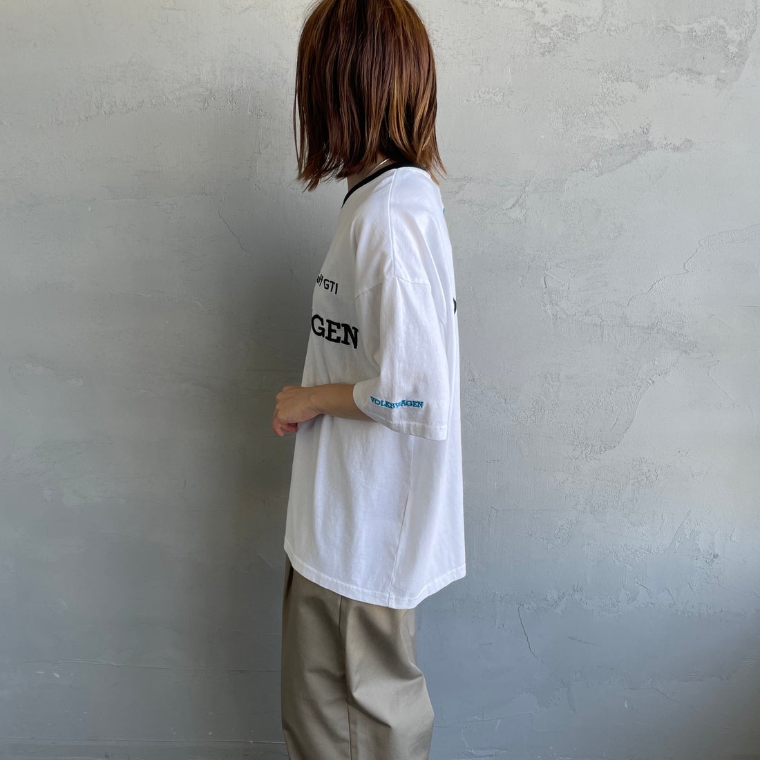 Volkswagen × JEANSFACTORY [フォルクスワーゲン × ジーンズファクトリー] レーシングTシャツ [JFC-252-055] WHITE &&モデル身長：158cm 着用サイズ：S&&