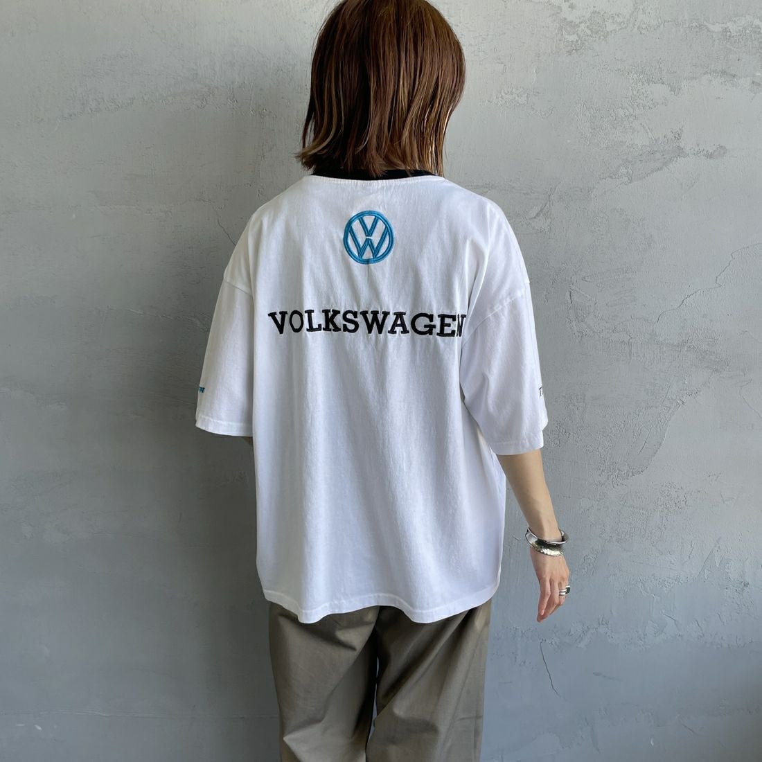 Volkswagen × JEANSFACTORY [フォルクスワーゲン × ジーンズファクトリー] レーシングTシャツ [JFC-252-055] WHITE &&モデル身長：158cm 着用サイズ：S&&