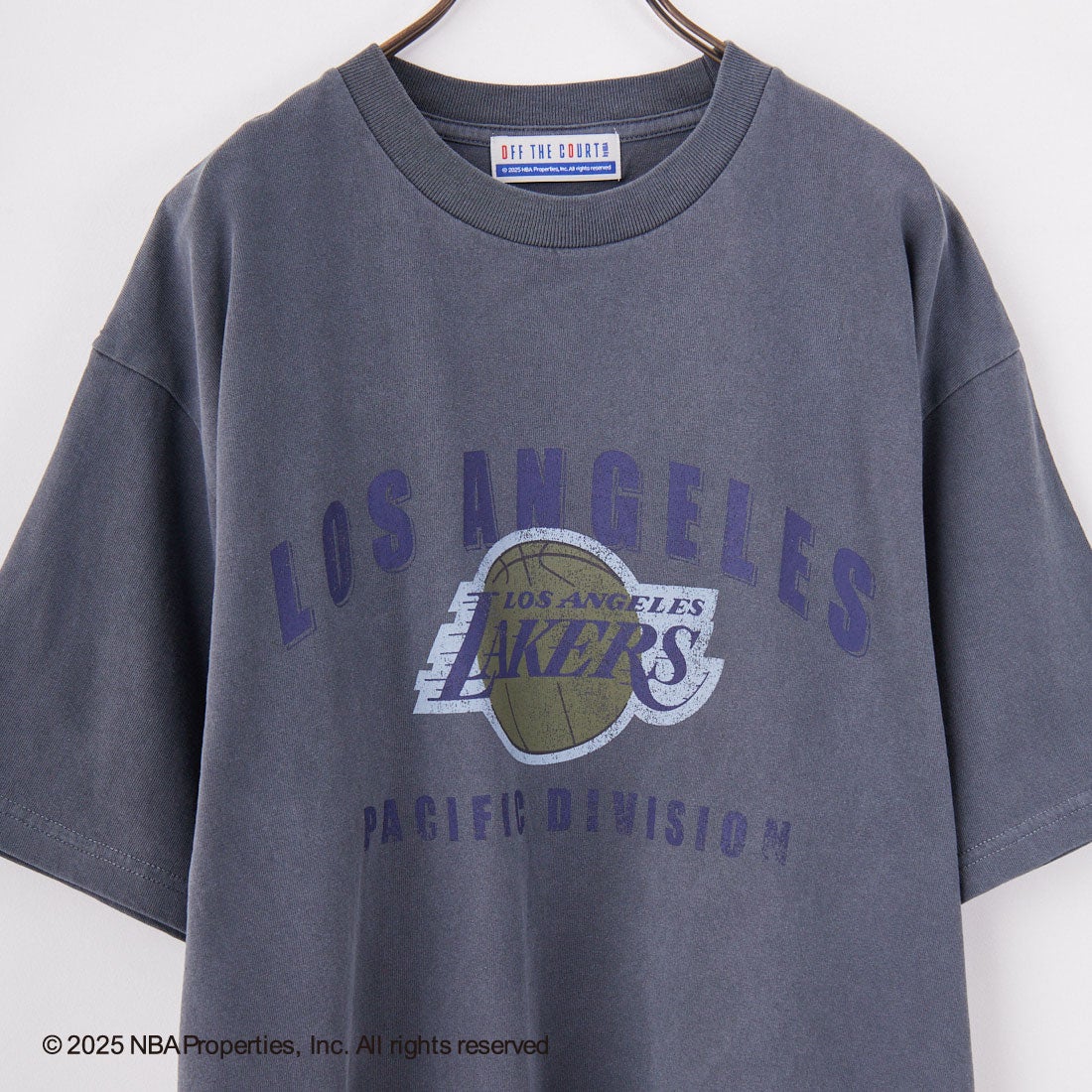OFF THE COURT BY NBA [オフ ザ コート バイ エヌビーエー] 別注 プリントTシャツ [F-25SS-001-JF] LAKERS BLK