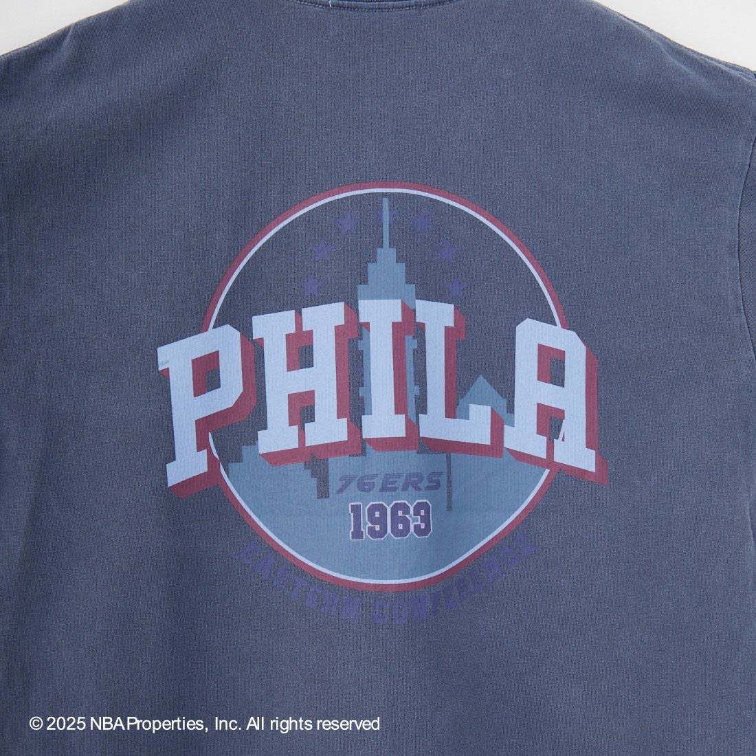 OFF THE COURT BY NBA [オフ ザ コート バイ エヌビーエー] 別注 プリントTシャツ [F-25SS-001-JF] 76ERS NVY