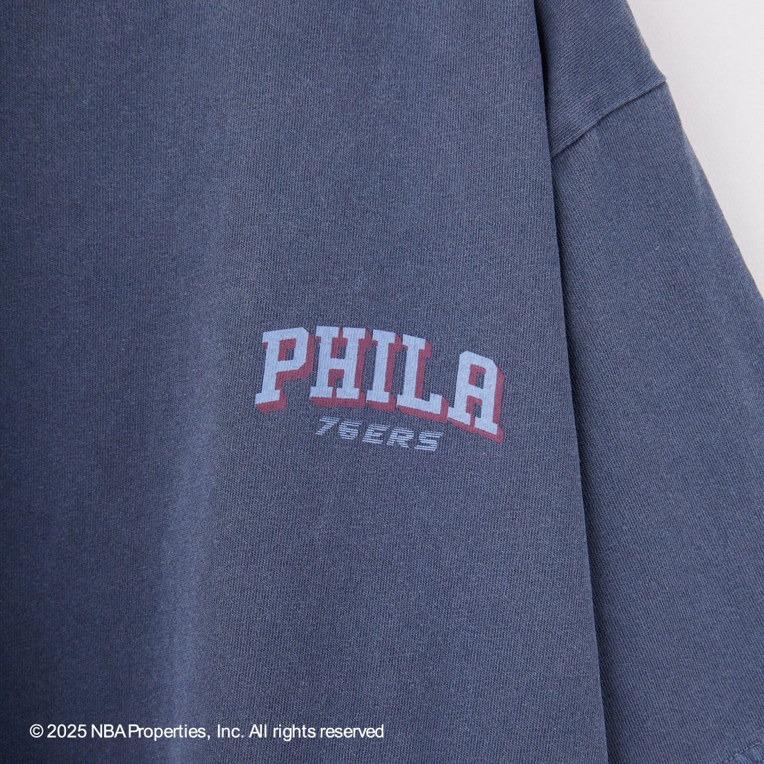 OFF THE COURT BY NBA [オフ ザ コート バイ エヌビーエー] 別注 プリントTシャツ [F-25SS-001-JF] 76ERS NVY