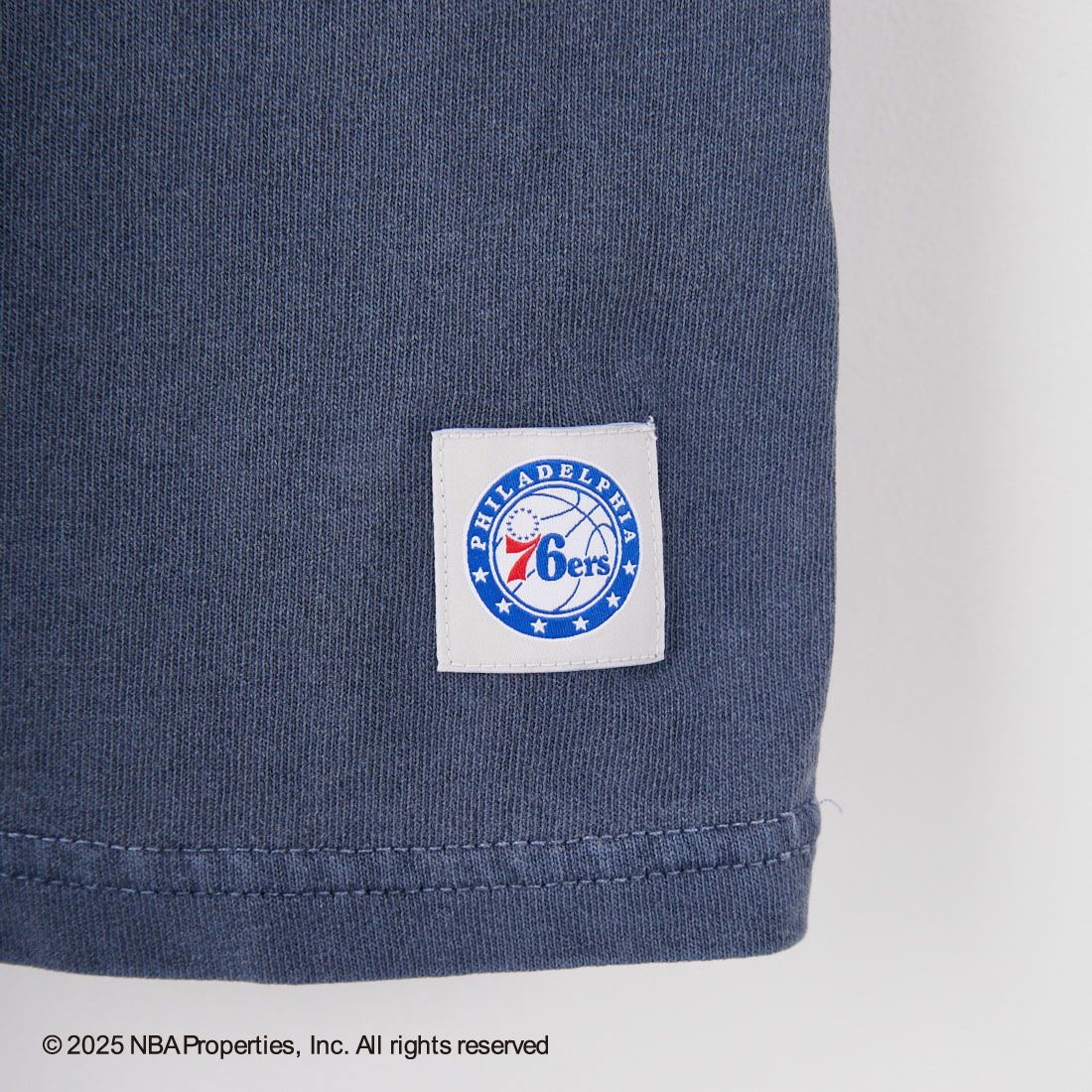 OFF THE COURT BY NBA [オフ ザ コート バイ エヌビーエー] 別注 プリントTシャツ [F-25SS-001-JF] 76ERS NVY