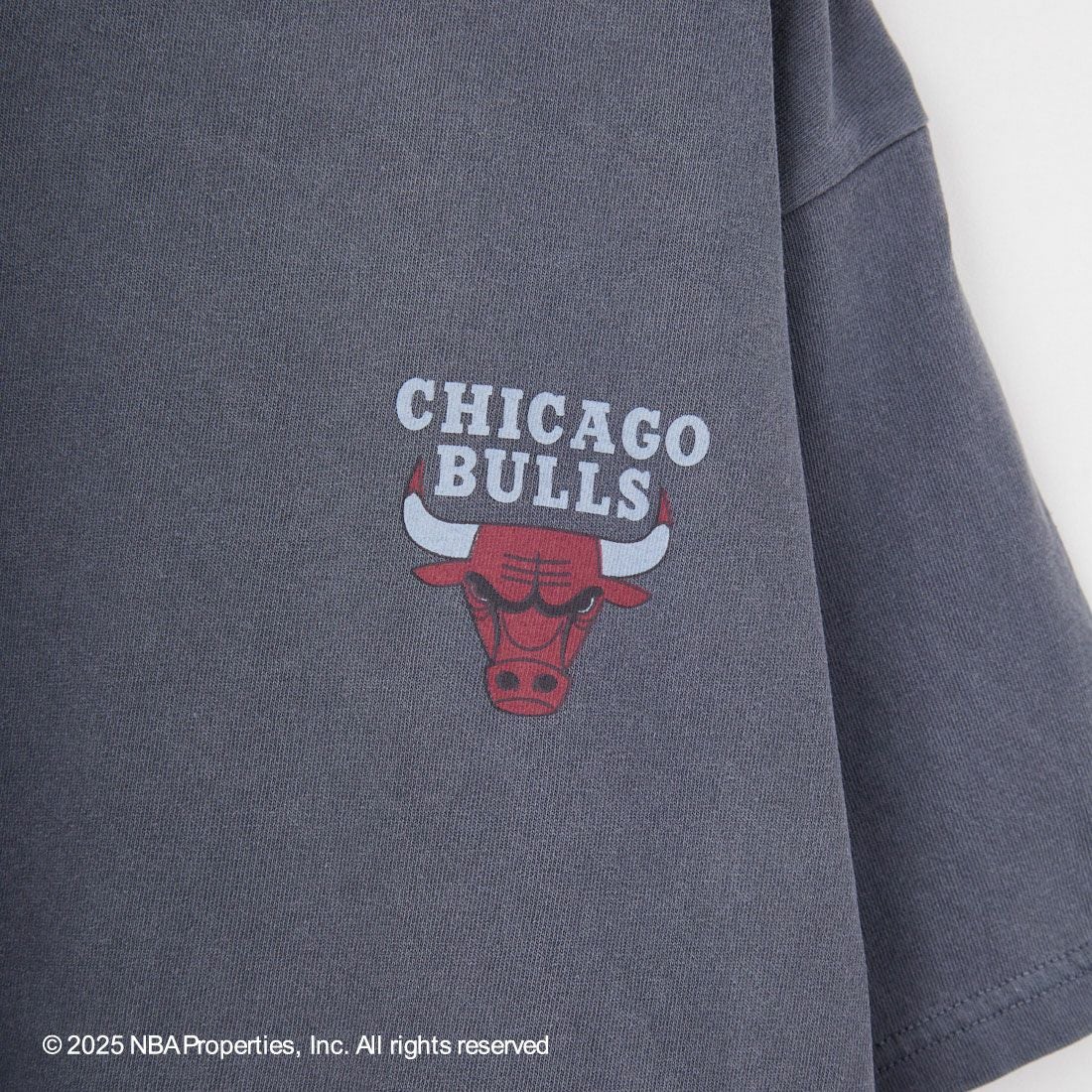 OFF THE COURT BY NBA [オフ ザ コート バイ エヌビーエー] 別注 プリントTシャツ [F-25SS-001-JF] BULLS BLK