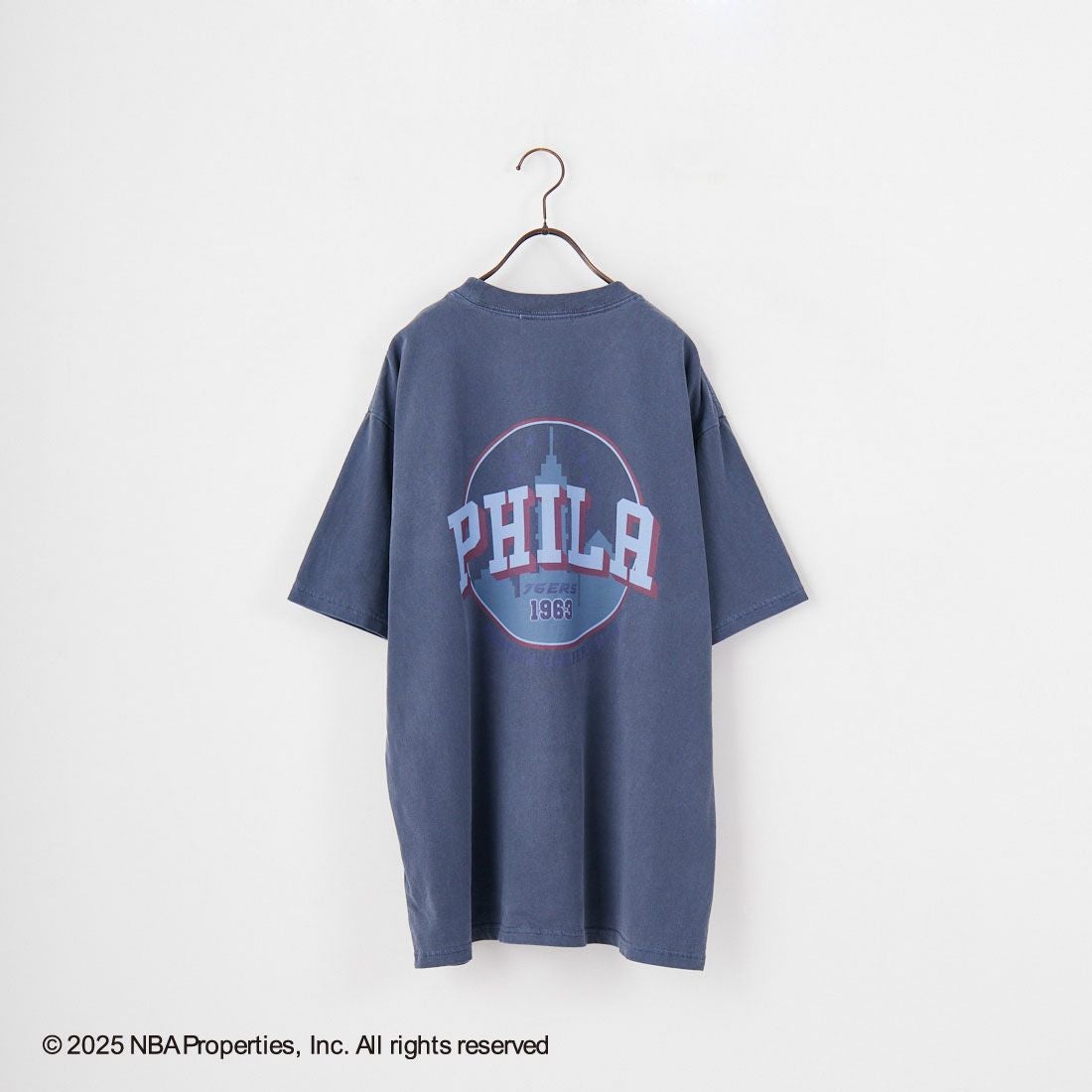 OFF THE COURT BY NBA [オフ ザ コート バイ エヌビーエー] 別注 プリントTシャツ [F-25SS-001-JF] 76ERS NVY