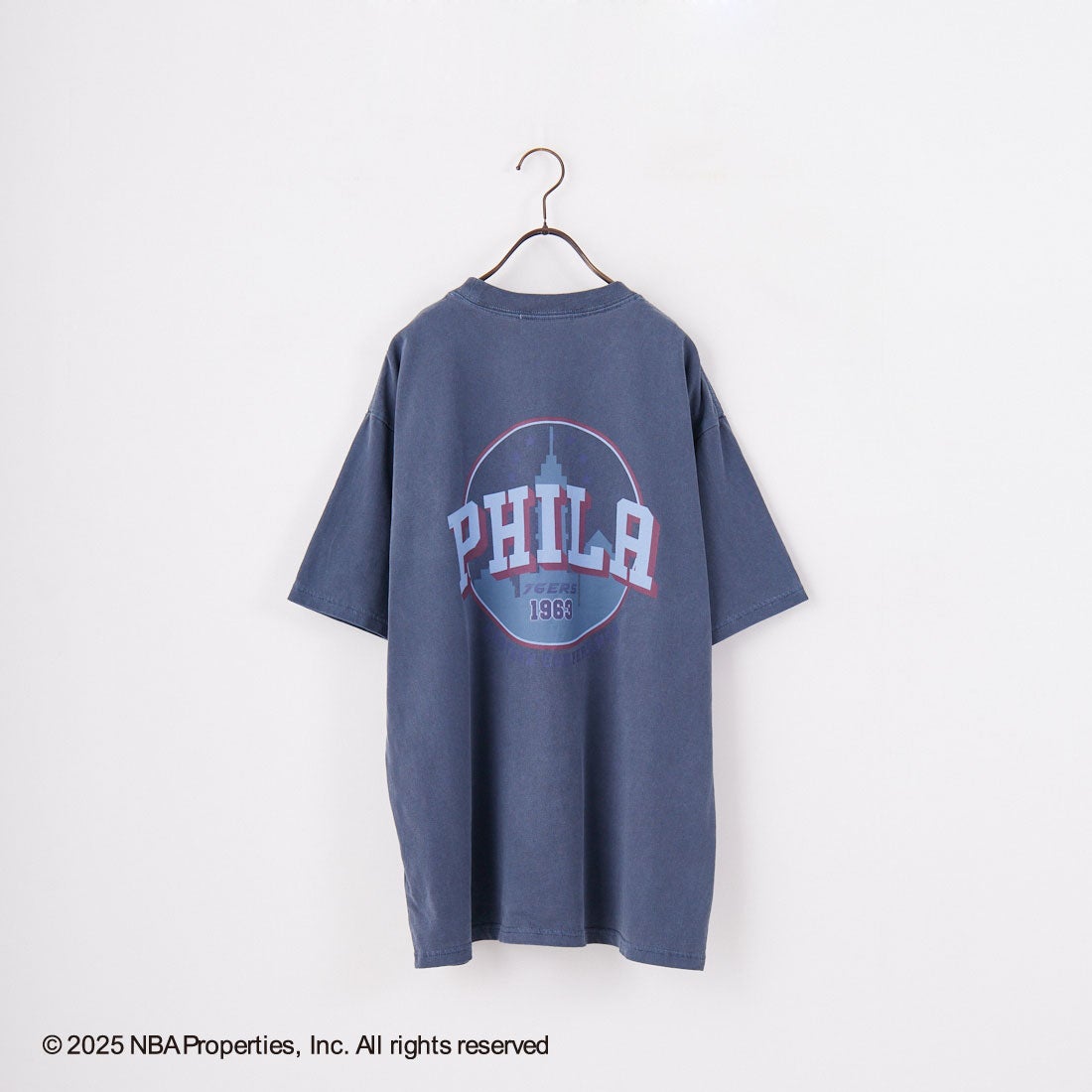 OFF THE COURT BY NBA [オフ ザ コート バイ エヌビーエー] 別注 プリントTシャツ [F-25SS-001-JF] 76ERS NVY