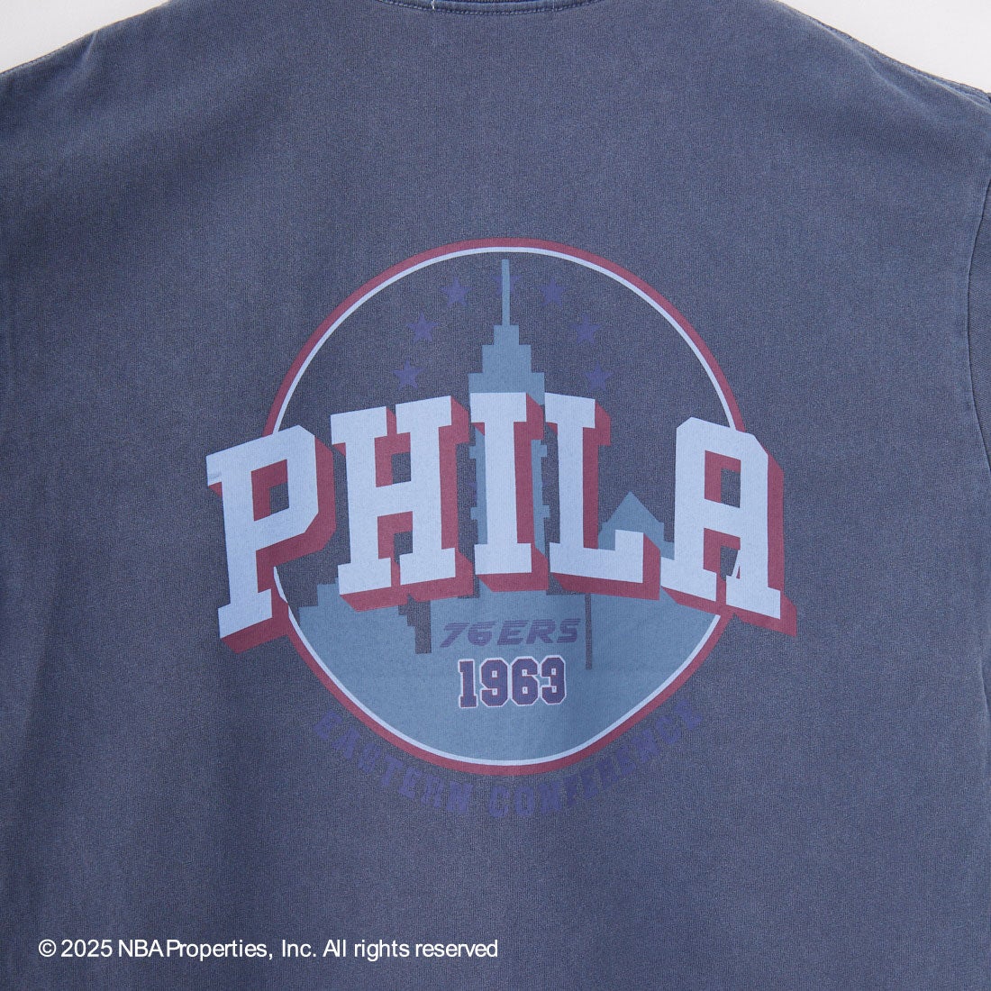 OFF THE COURT BY NBA [オフ ザ コート バイ エヌビーエー] 別注 プリントTシャツ [F-25SS-001-JF] 76ERS NVY