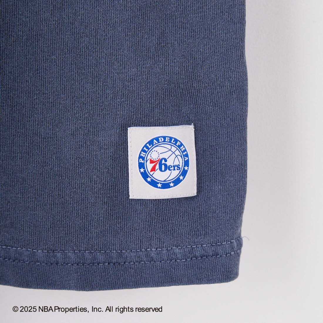 OFF THE COURT BY NBA [オフ ザ コート バイ エヌビーエー] 別注 プリントTシャツ [F-25SS-001-JF] 76ERS NVY