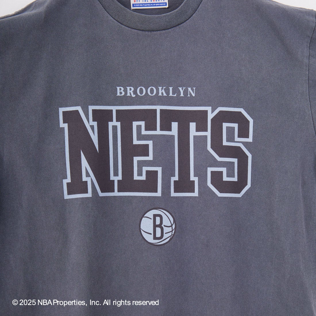 OFF THE COURT BY NBA [オフ ザ コート バイ エヌビーエー] 別注 プリントTシャツ [F-25SS-001-JF] NETS BLK