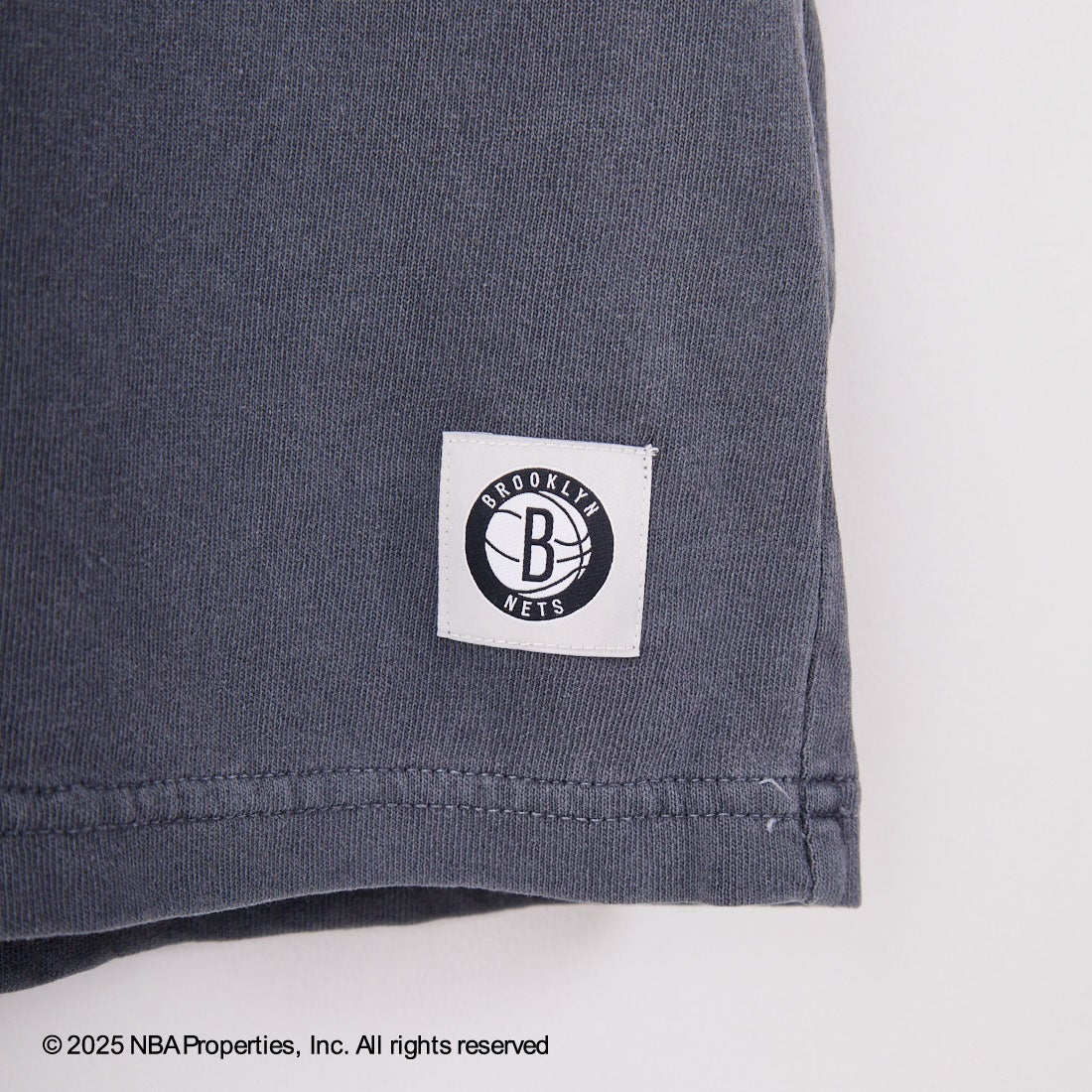 OFF THE COURT BY NBA [オフ ザ コート バイ エヌビーエー] 別注 プリントTシャツ [F-25SS-001-JF] NETS BLK