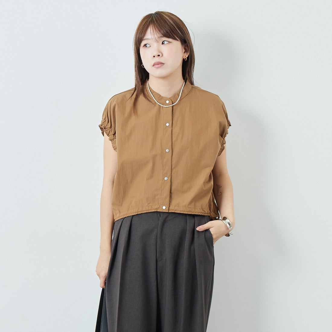 DIGNITE COLLIER [ディニテコリエ] ショートスナップブラウス [80255250] 036 ﾌﾞﾗｳﾝ &&モデル身長：167cm 着用サイズ：F&&