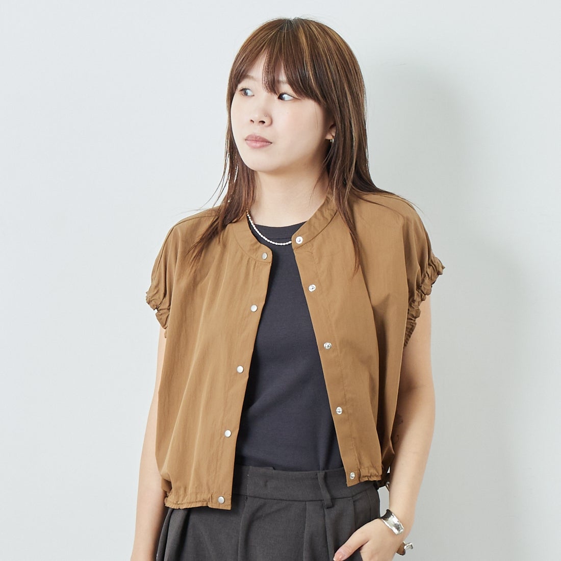 DIGNITE COLLIER [ディニテコリエ] ショートスナップブラウス [80255250] 036 ﾌﾞﾗｳﾝ &&モデル身長：167cm 着用サイズ：F&&