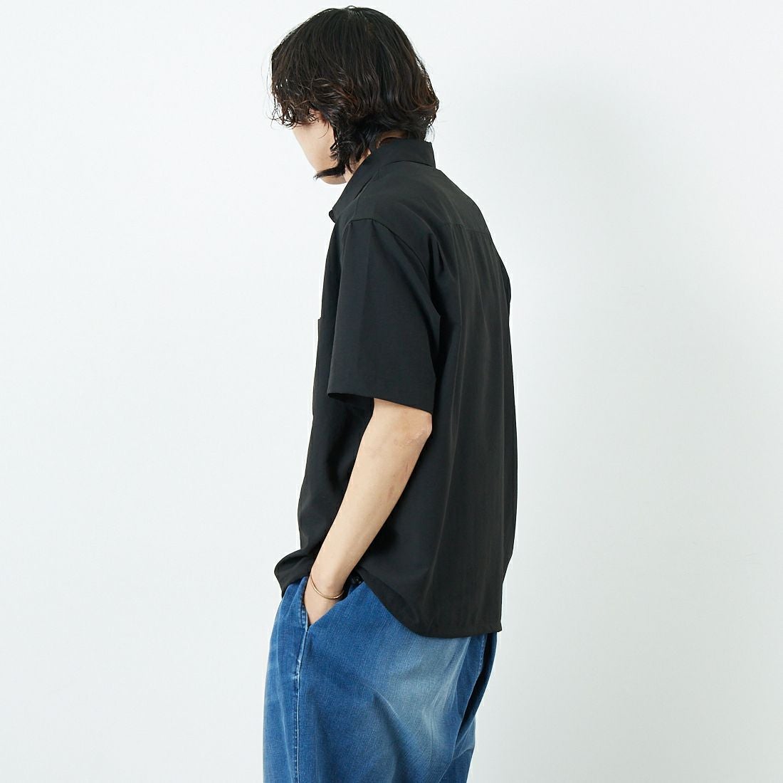 SLICK [スリック] ブロードエアーフロー ドローストリングシャツ [5220103] 700 BLACK &&モデル身長：179cm 着用サイズ：1&&