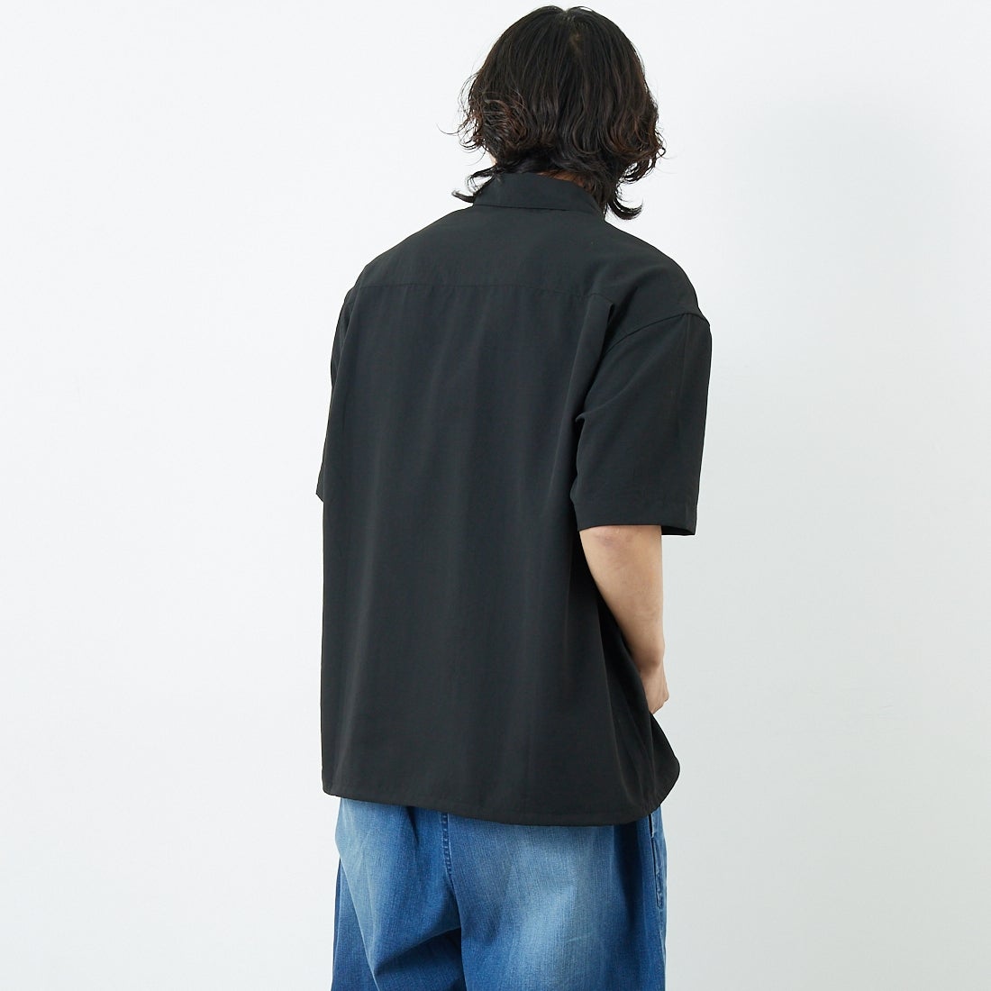 SLICK [スリック] ブロードエアーフロー ドローストリングシャツ [5220103] 700 BLACK &&モデル身長：179cm 着用サイズ：1&&