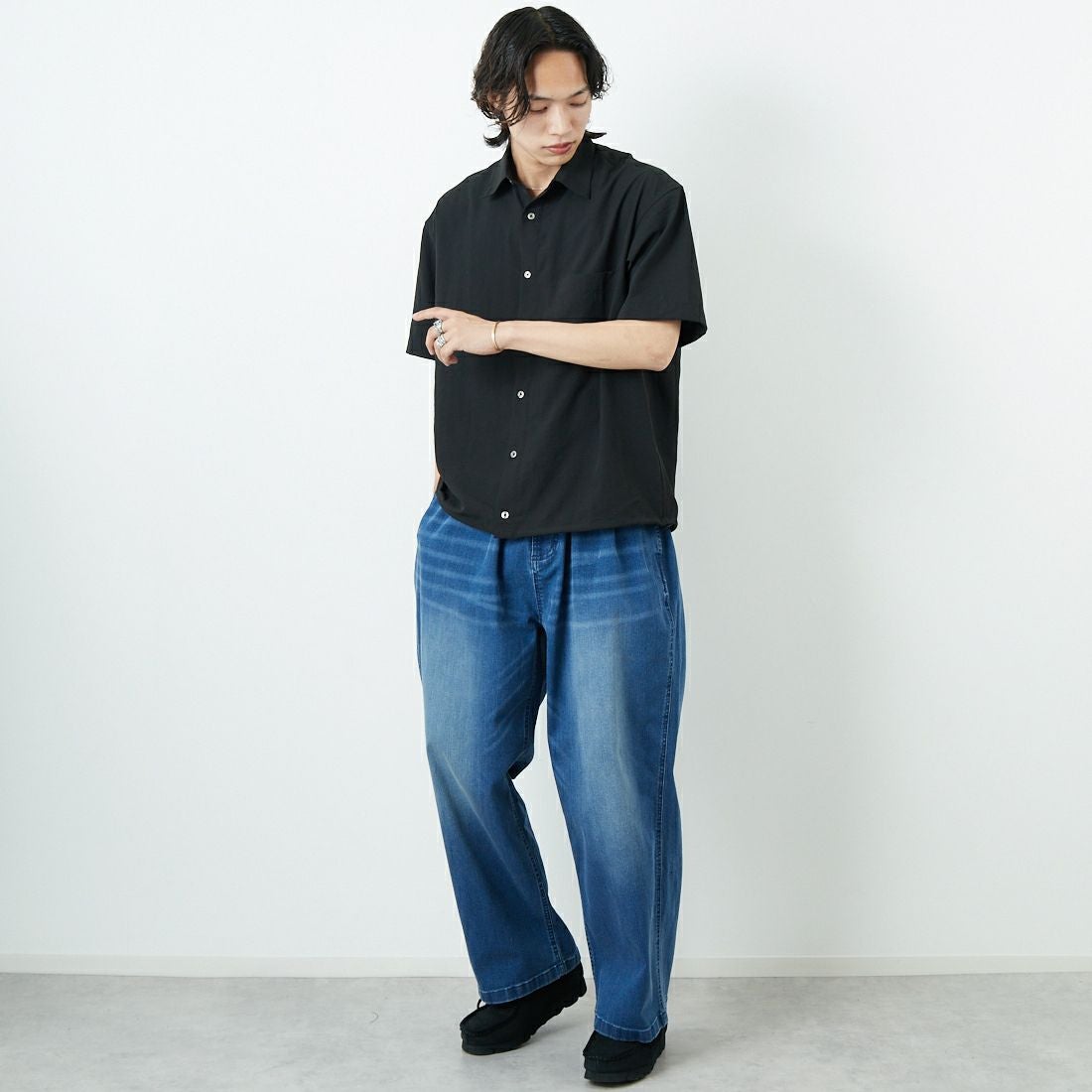 SLICK [スリック] ブロードエアーフロー ドローストリングシャツ [5220103] 700 BLACK &&モデル身長：179cm 着用サイズ：1&&