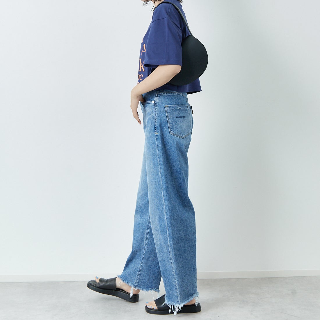 SCREEN STARS [スクリーンスターズ] 別注 リメイクプリントTシャツ [2522-RMPTIN-JF] NAVY &&モデル身長：167cm 着用サイズ：F&&