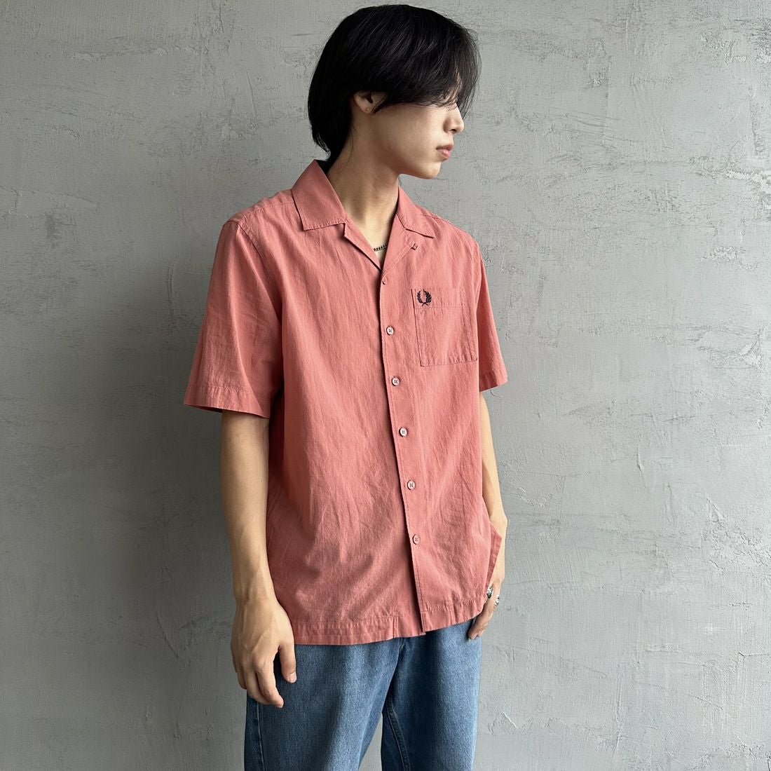 FRED PERRY [フレッドペリー] クレープコットン ショートスリーブオープンカラーシャツ [M7762] X90 PUTTY &&モデル身長：179cm 着用サイズ：M&&
