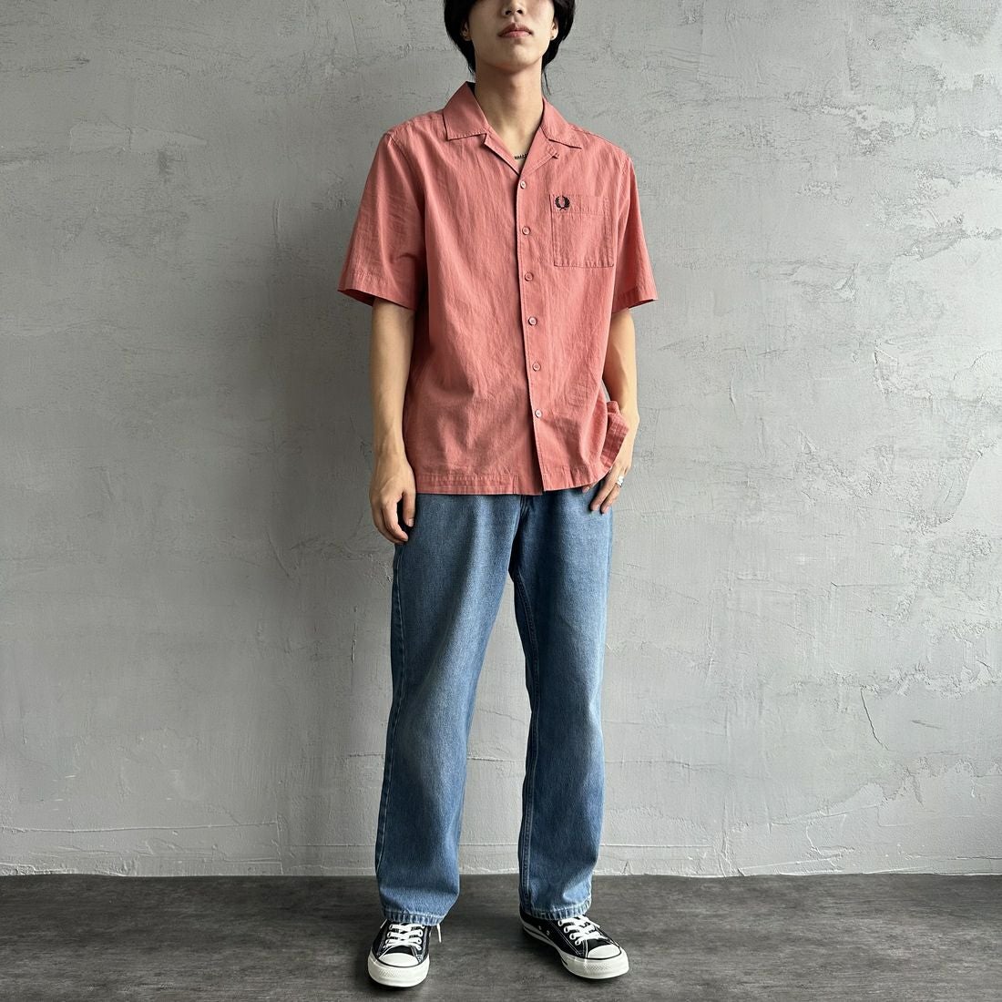 FRED PERRY [フレッドペリー] クレープコットン ショートスリーブオープンカラーシャツ [M7762] X90 PUTTY &&モデル身長：179cm 着用サイズ：M&&