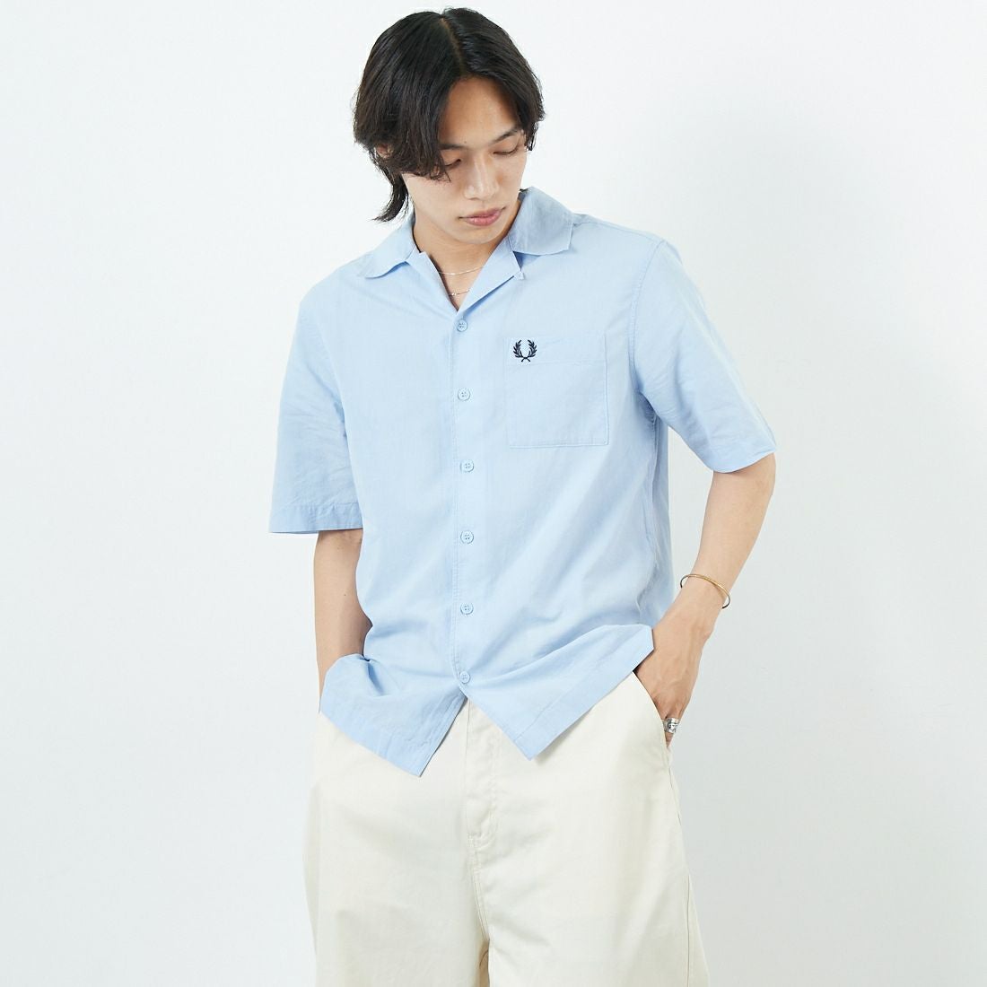 FRED PERRY [フレッドペリー] クレープコットン ショートスリーブオープンカラーシャツ [M7762] 353 L.SMOK &&モデル身長：179cm 着用サイズ：M&&