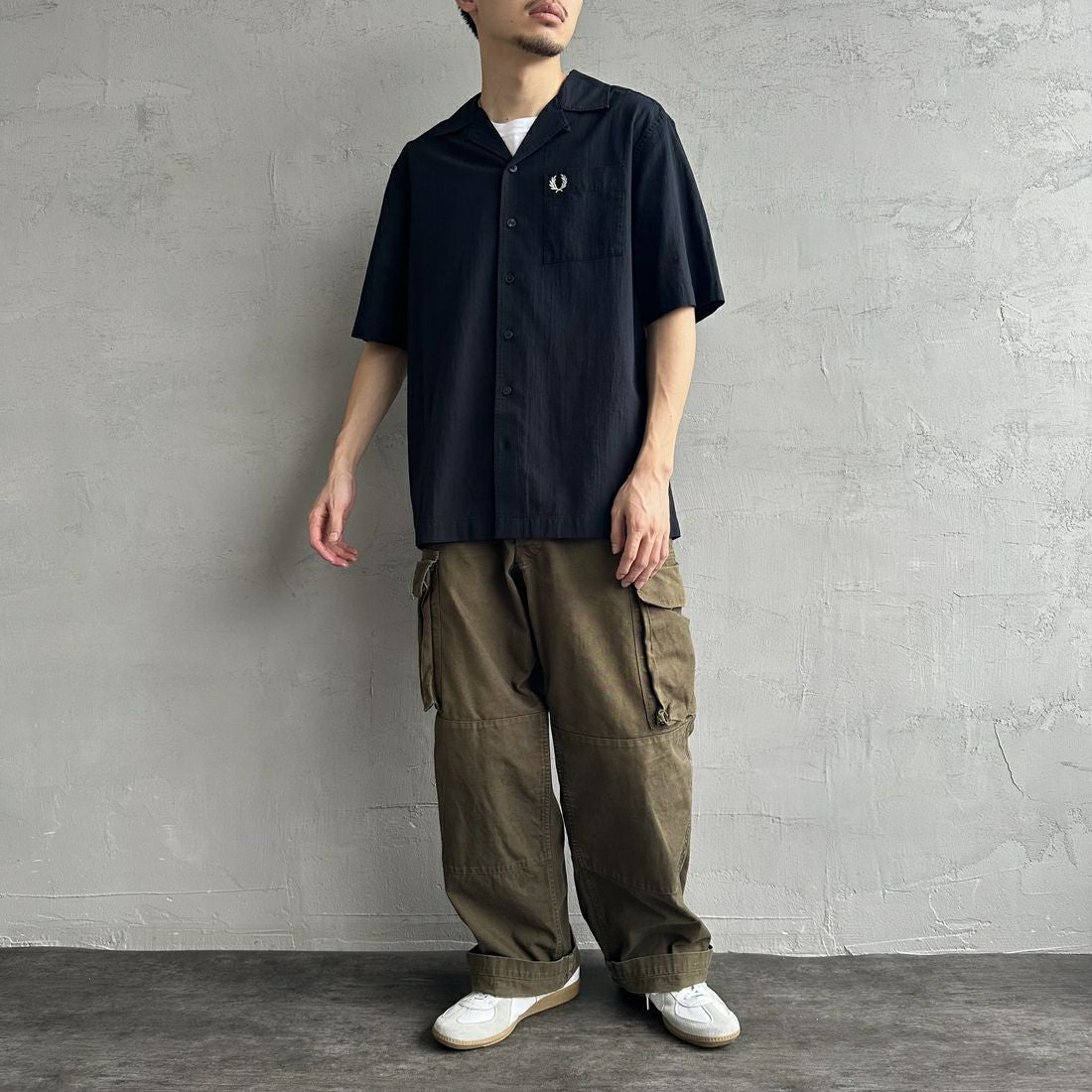 FRED PERRY [フレッドペリー] クレープコットン ショートスリーブオープンカラーシャツ [M7762] 795 NAVY &&モデル身長：168cm 着用サイズ：M&&