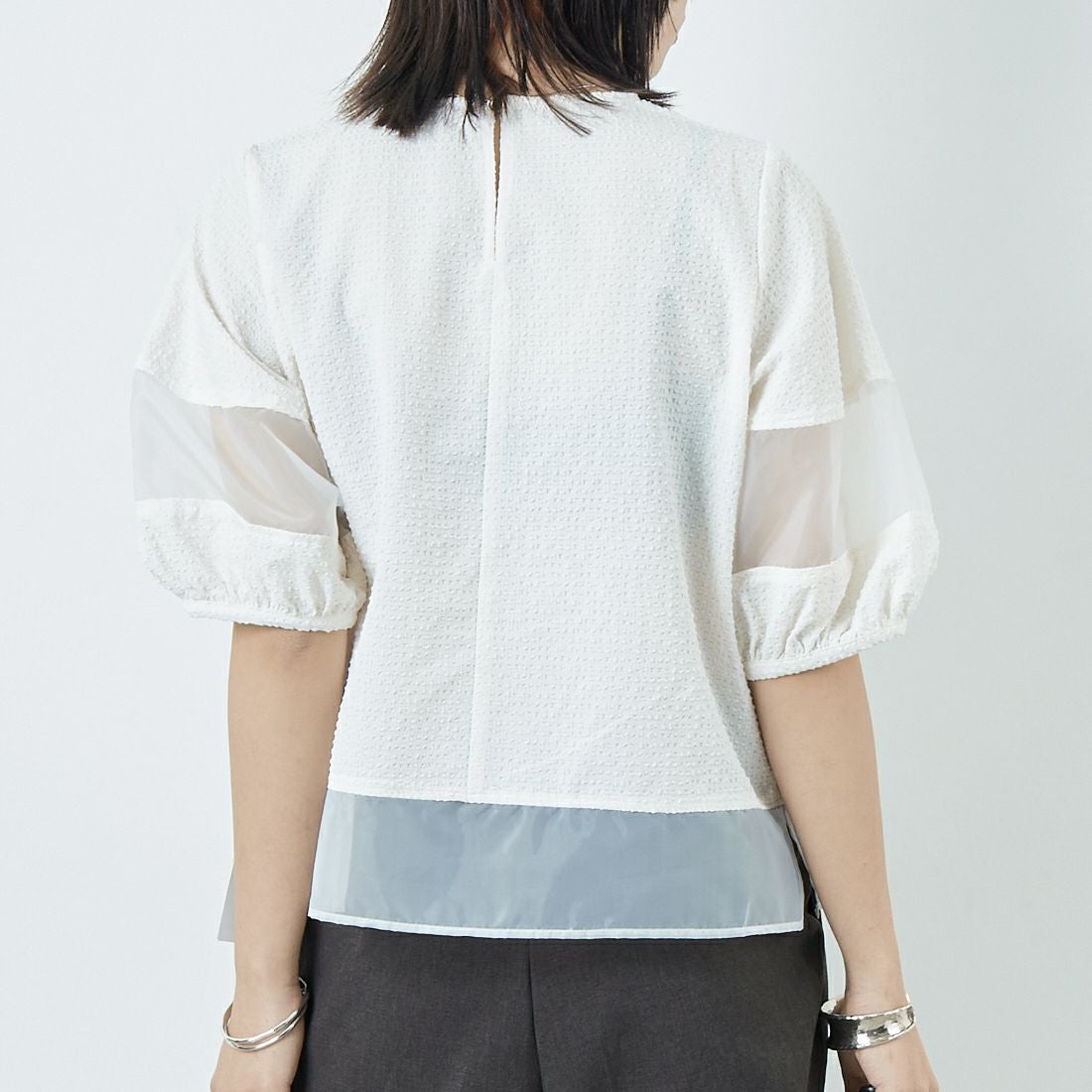 Jf Ready Made [ジェイエフレディメイド] Eサッカープルオーバーブラウス [8556310-01] 02 ｵﾌ &&モデル身長：167cm 着用サイズ：F&&