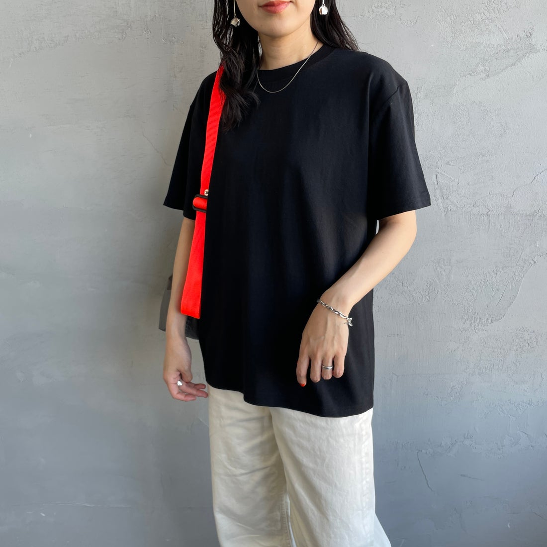 FRUIT OF THE LOOM [フルーツ オブ ザ ルーム] × 中津川吾郎(MIN-NANO) 別注2パックTシャツ [81256900-JF] WHT/BLK &&モデル身長：160cm 着用サイズ：S&&