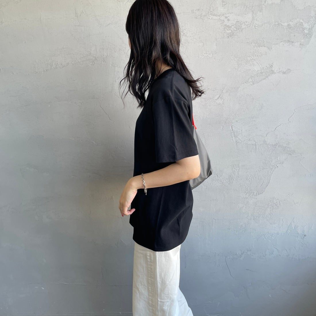 FRUIT OF THE LOOM [フルーツ オブ ザ ルーム] × 中津川吾郎(MIN-NANO) 別注2パックTシャツ [81256900-JF] WHT/BLK &&モデル身長：160cm 着用サイズ：S&&