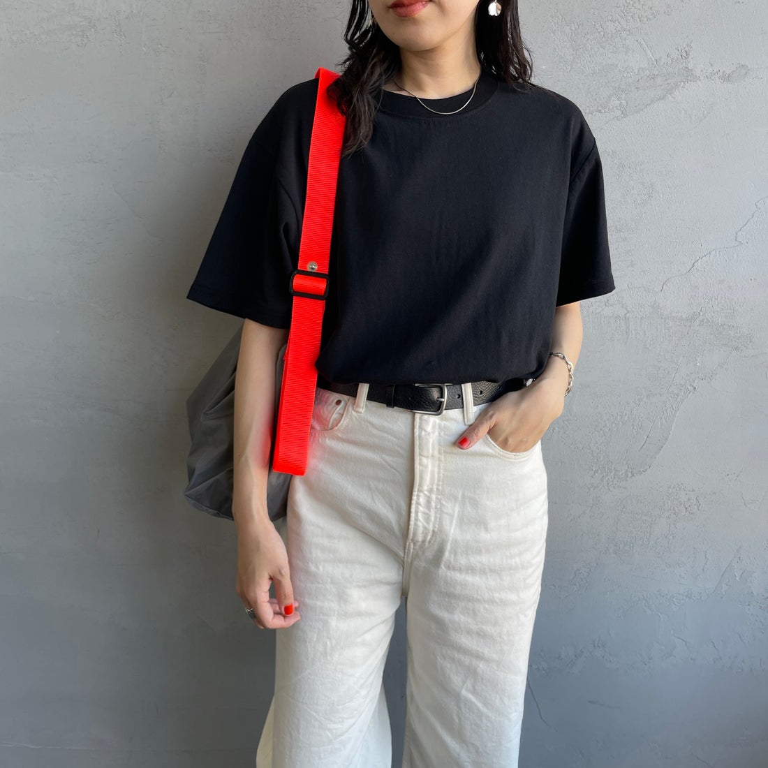 FRUIT OF THE LOOM [フルーツ オブ ザ ルーム] × 中津川吾郎(MIN-NANO) 別注2パックTシャツ [81256900-JF] WHT/BLK &&モデル身長：160cm 着用サイズ：S&&