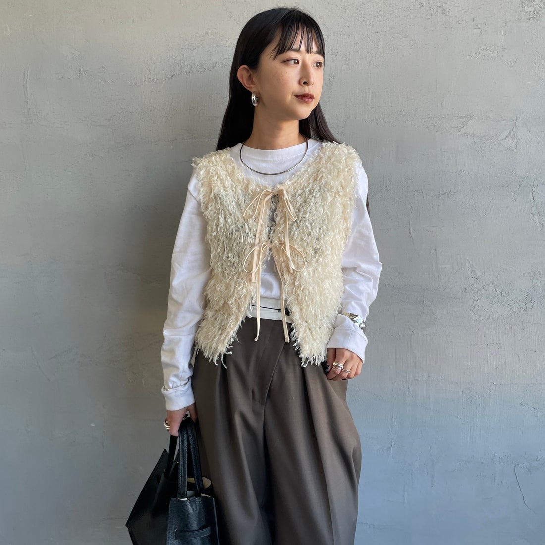 nenom [ネノム] 前後2WAY フェザーフリンジショートベスト [NE24132007] 21 IVORY &&モデル身長：150cm 着用サイズ：F&&