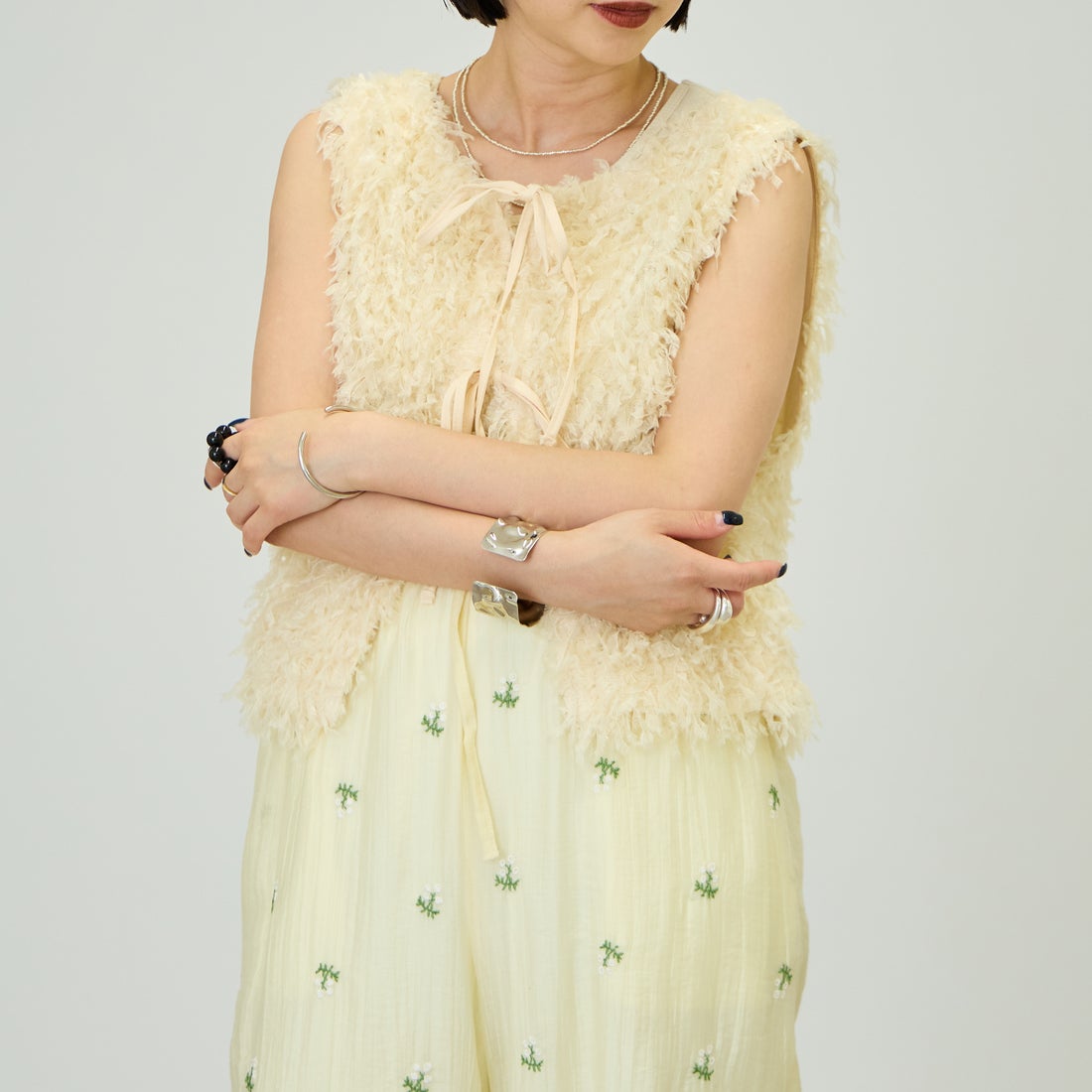 nenom [ネノム] 前後2WAY フェザーフリンジショートベスト [NE24132007] 21 IVORY &&モデル身長：150cm 着用サイズ：F&&