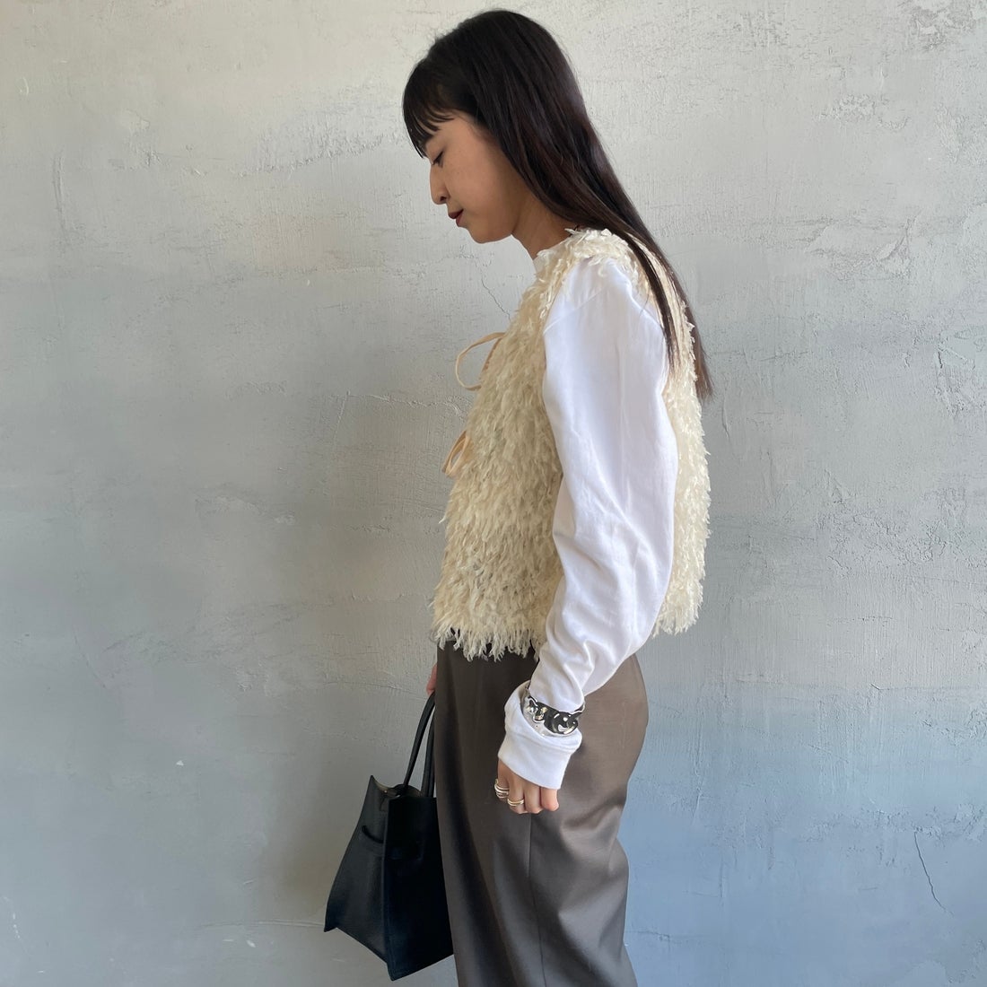 nenom [ネノム] 前後2WAY フェザーフリンジショートベスト [NE24132007] 21 IVORY &&モデル身長：150cm 着用サイズ：F&&